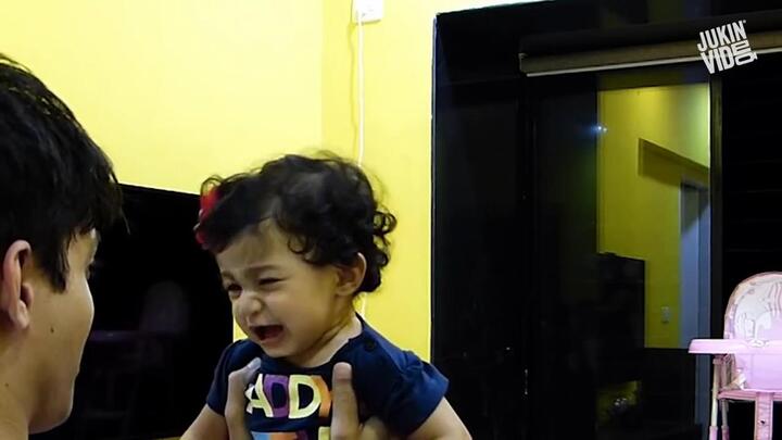 Bé gái phản ứng bất ngờ sau khi phát hiện bố đã cạo râu