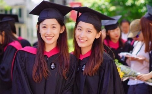 Nhan sắc xinh đẹp gây sốt của cặp chị em song sinh vừa trở thành cử nhân Harvard