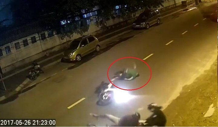 Đôi nam nữ sang đường ẩu, người đi xe máy bay như phim hành động rồi bất tỉnh