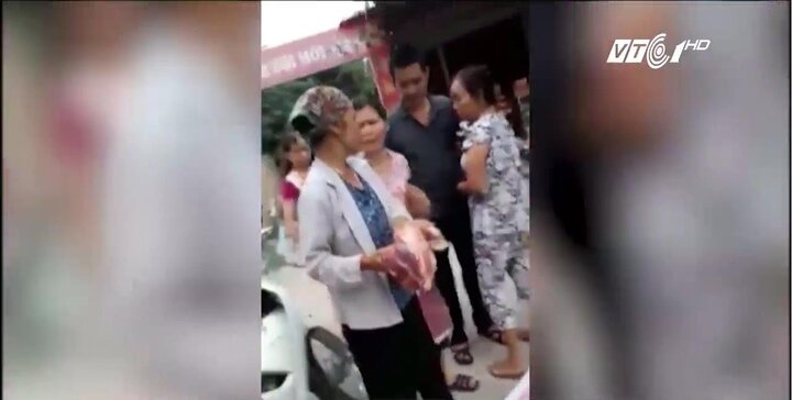 Hà Nội: Người chăn nuôi tự bán thịt lợn bị tiểu thương gây khó