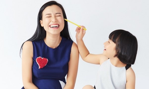 Á hậu Hoàng Oanh lần đầu khoe ảnh con gái nuôi đáng yêu