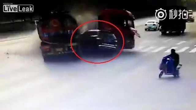 Mercedes lao như tên lửa, đâm gãy đôi xe bồn