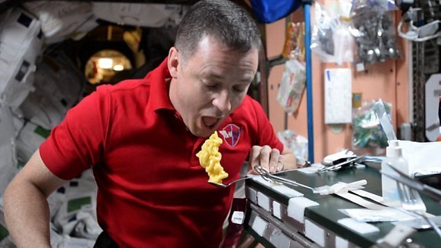 Phi hành gia NASA ăn bánh ngoài vũ trụ thế nào?