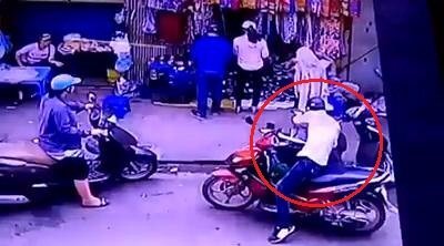 Trộm cậy cốp xe Lead, 'chôm' đồ ngang nhiên giữa ban ngày