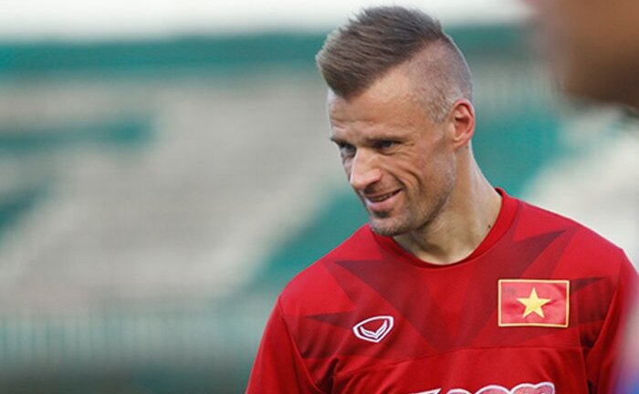 Vừa về nước, 'phù thủy' U20 Việt Nam xuống luyện U15