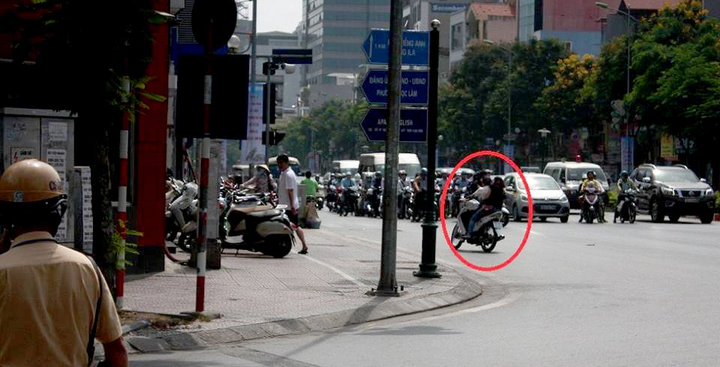 Thấy CSGT, ‘quái xế’ phóng vào đường ngược chiều tháo chạy