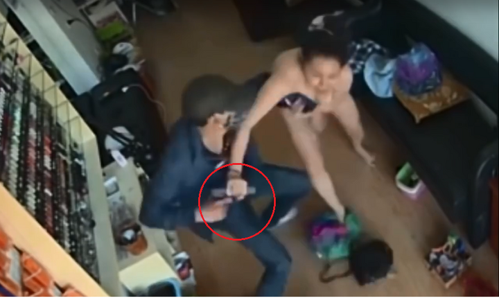 Video: Chủ tiệm Nail chống trả quyết liệt, tên cướp văng súng bỏ chạy