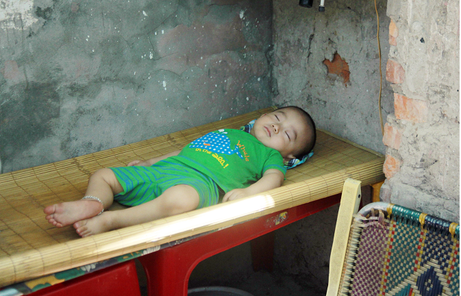 Xúc động bé trai 13 tháng tuổi ngủ trên vỉa hè giữa trời nắng nóng