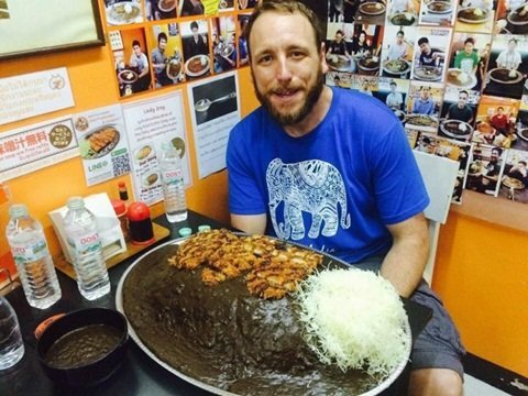Khách thi ăn suất cơm 8kg gạo trong 1 tiếng để nhận thưởng hơn 19 triệu đồng