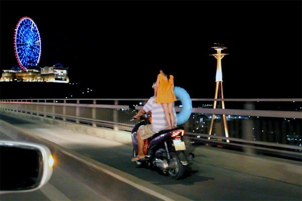 Video: Thót tim bố chở con bằng xe máy ‘làm xiếc’ trên cầu Bãi Cháy