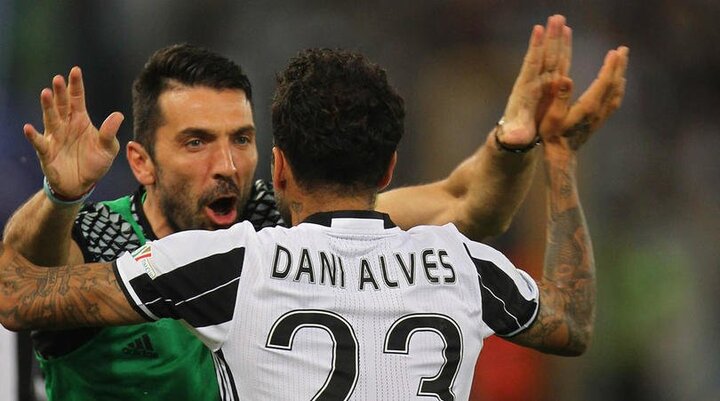 Buffon nhờ đồng đội dạy cách vô địch Champions League