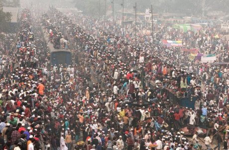 Choáng với cảnh liều mình chen chúc lên tàu hỏa đi làm ở Bangladesh