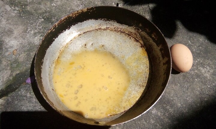 Video: Hà Nội nắng nóng khủng khiếp, trứng gà chín khô dưới ánh nắng mặt trời