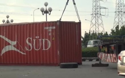 Hú vía xe đầu kéo nổ lốp, thùng container nặng hàng chục tấn rơi xuống đường