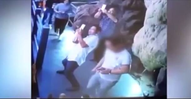 Du khách Trung Quốc ngang nhiên phá hoại tuyệt tác 3.000 năm tuổi