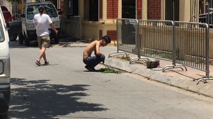 Xôn xao clip người đàn ông xông hơi giữa trời nắng nóng ở Hà Nội