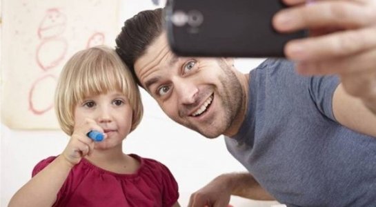 Ông bố gây 'bão' với biên bản thỏa thuận đăng ảnh con lên Facebook