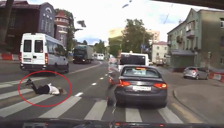 Mải nghe điện thoại, quý cô đâm sầm vào ô tô ngã cắm mặt xuống đất