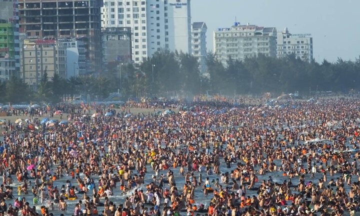 Nóng kỷ lục, biển người chen cứng giải nhiệt ở Sầm Sơn, Cửa Lò, Đồ Sơn