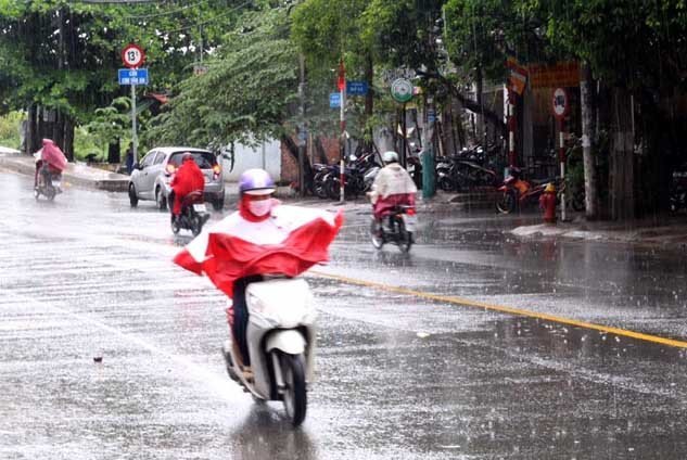Hà Nội nóng như thiêu như đốt, Sài Gòn mưa như trút nước