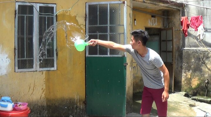 Video: Tuyệt chiêu chống nóng của sinh viên Hà Nội