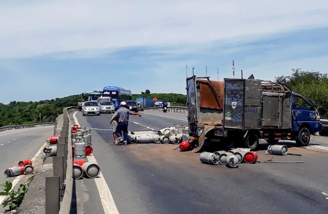 Xe chở gas bị lật, quốc lộ 1 kẹt nhiều giờ liền