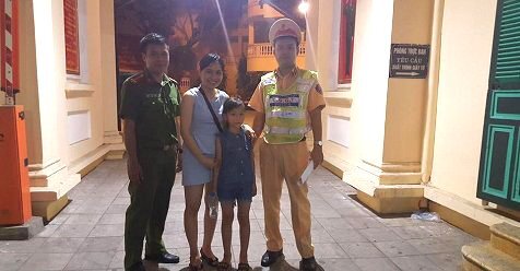 Cảnh sát giúp bé gái bị lạc ở Hồ Gươm đoàn tụ gia đình