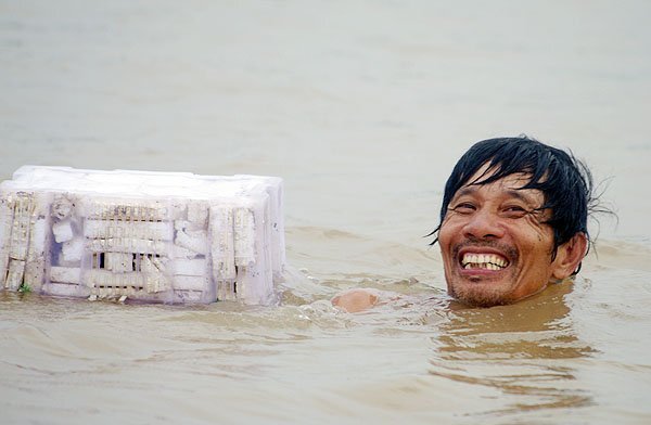 Video: Nắng nóng đổ lửa, dân Hà Nội đổ xô đến các hồ công cộng giải nhiệt