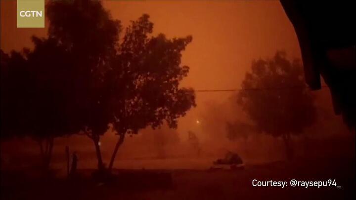 Bão cát 'máu' kinh hoàng như tận thế, nhuộm đỏ cả thành phố