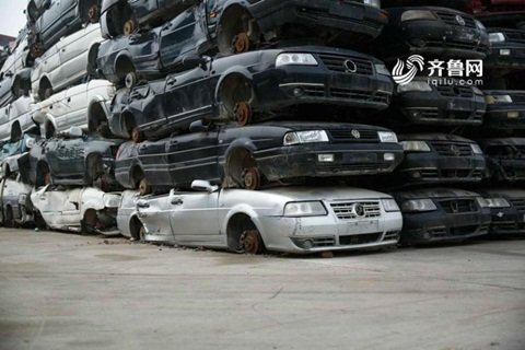 Choáng ngợp xe ô tô cũ 'phơi bụng' xếp chồng chất như nhà cao tầng trong nghĩa địa