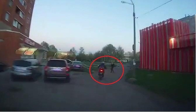 Cướp phi xe máy chạy trốn cảnh sát, bị 'nữ hiệp' quăng túi xách hạ gục