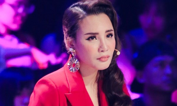 Hồ Quỳnh Hương ‘choáng váng’, bật khóc trên sân khấu