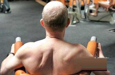 Cận cảnh phòng tập gym khỏa thân của nữ huấn luyện viên Anh