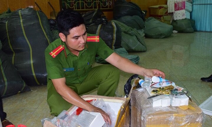 Liên tiếp bắt giữ xe khách vận chuyển mỹ phẩm, dầu gội giả