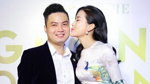 Mỹ nhân sexy Cao Thái Hà chu môi hôn 'trai lạ' trong sự kiện