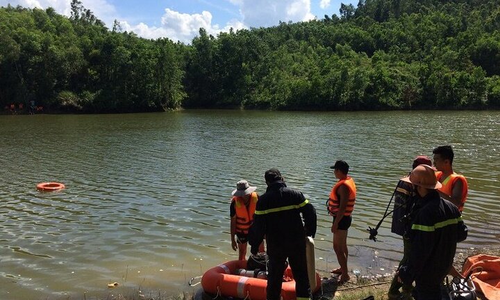 Nhảy xuống hồ vớt chim, nam thanh niên chết đuối