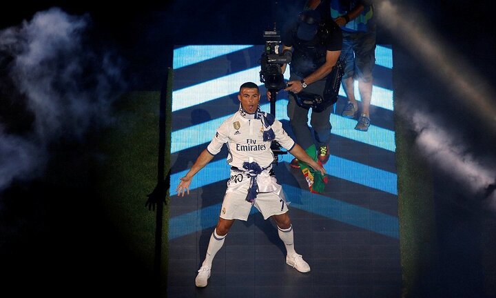 Ronaldo khoe tóc mới trong tiệc mừng vô địch của Real Madrid