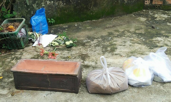 Thi thể thai nhi trong bọc chăn cuộn tròn bị vứt bỏ bên đường