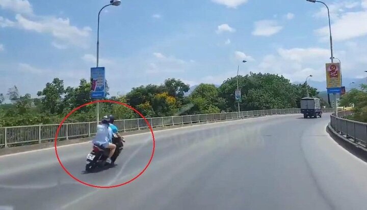 Xe máy phóng tốc độ 'bàn thờ', tông trực diện xe khách trên cầu