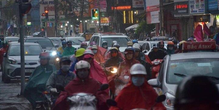 Hà Nội đang mưa lớn, xóa tan trận nắng nóng lịch sử trong 46 năm