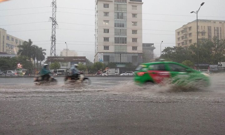 Mưa dông ào ào trút xuống Hà Nội, nguy cơ ngập lụt khu vực nội thành