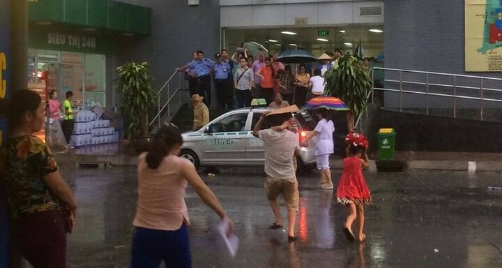 Video: Dân Thủ đô vỡ òa vui sướng sau cơn mưa 'vàng'