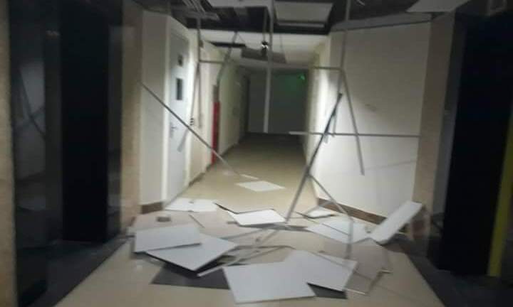 Mưa giông lớn ở Hà Nội: Gió lùa đánh sập trần chung cư