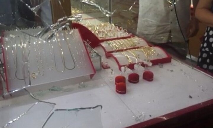 Sinh viên đại học cùng đồng bọn đập bể tủ kính, cướp tiệm vàng