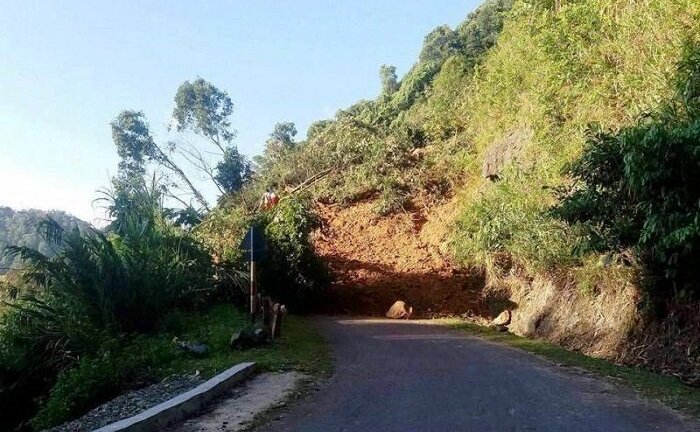Sạt lở núi ở Huế, quốc lộ ách tắc nhiều ngày