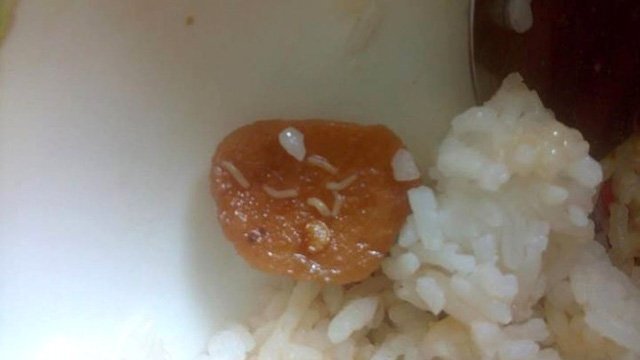 Phát hiện giòi bò lúc nhúc trong cơm, công nhân bức xúc bỏ về