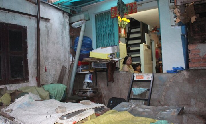 Truy tìm gốc tích bức tường bô rác 'buộc' gần 40 người sống chui rúc tại Sài Gòn