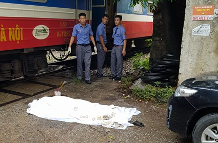 Qua đường bất cẩn, người phụ nữ bị tàu hỏa tông chết