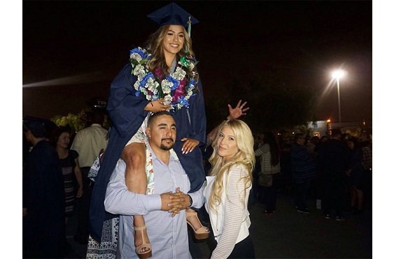 Bức ảnh nữ sinh Mỹ được bố cõng trên vai trong lễ tốt nghiệp gây bão mạng