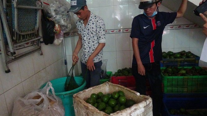 Kinh hoàng cảnh ngâm bơ ngập trong thùng hóa chất